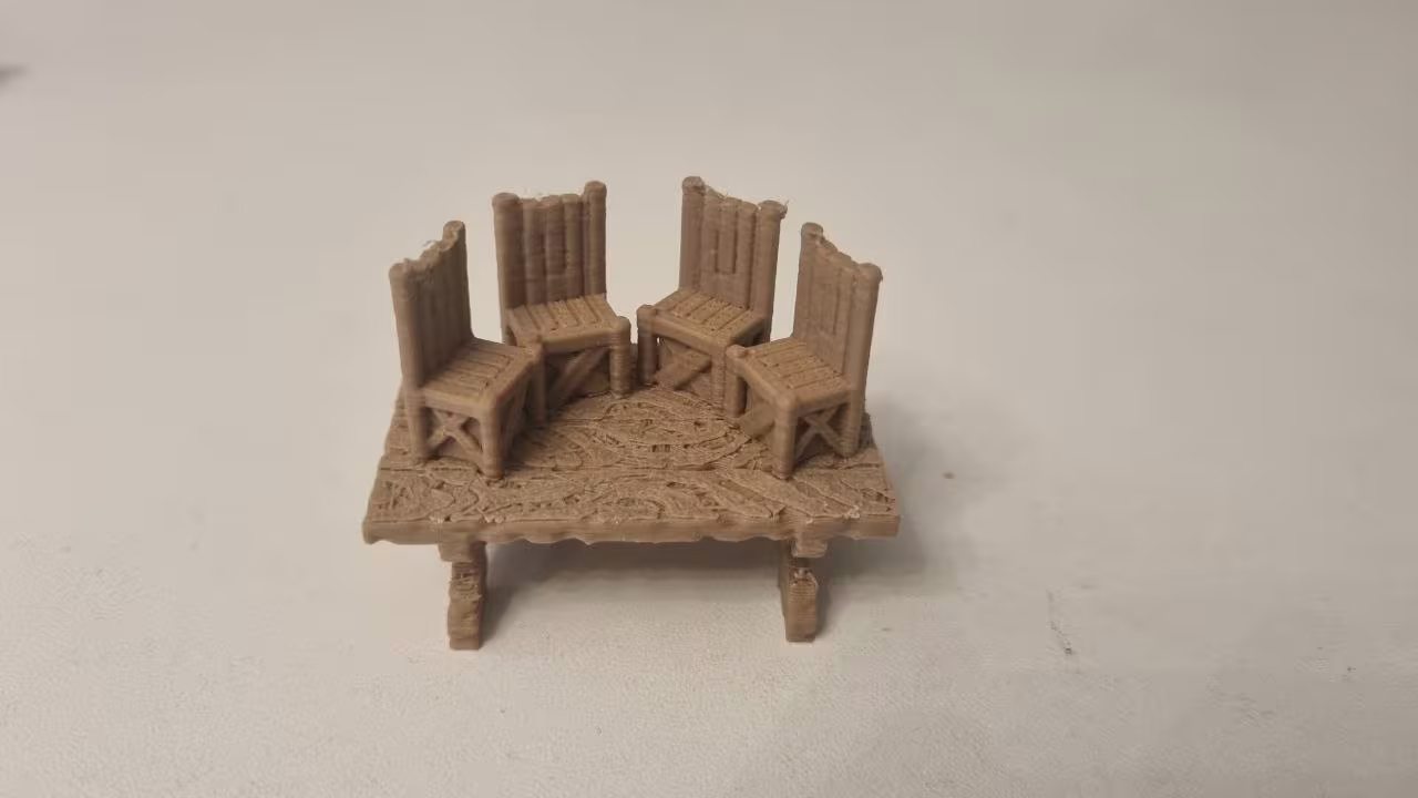 3d-pechat-stulya-na-stolu